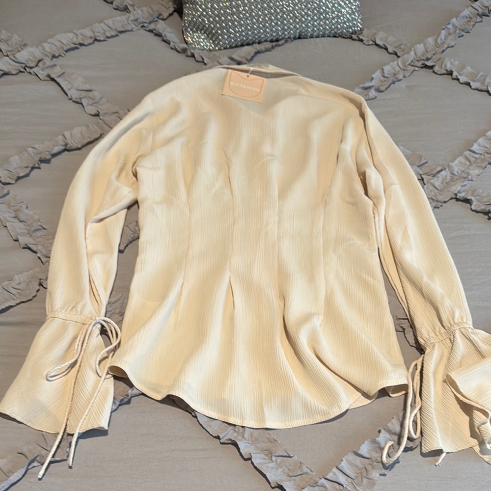 Kittenish Cream Button-Down Ruffle Hem Blouse NWOT - Picture 7 of 7
